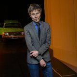 Le réalisateur Lionel Baier pose dans le décor de la pièce de théâtre "Foucault en Californie", qu'il met en scène au Théâtre de Vidy à Lausanne, en adaptant le livre de Simeon Wade. La première a lieu vendredi soir.